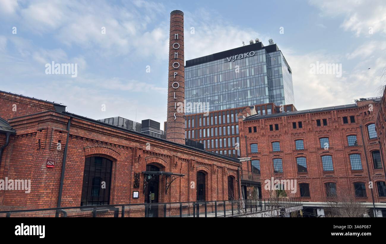 Monopolis Red Brick Industriefabrik klassisches modernes Gebäude in Lodz, Polen. Łódź - Smartphone-aufgenommenes Stockfoto