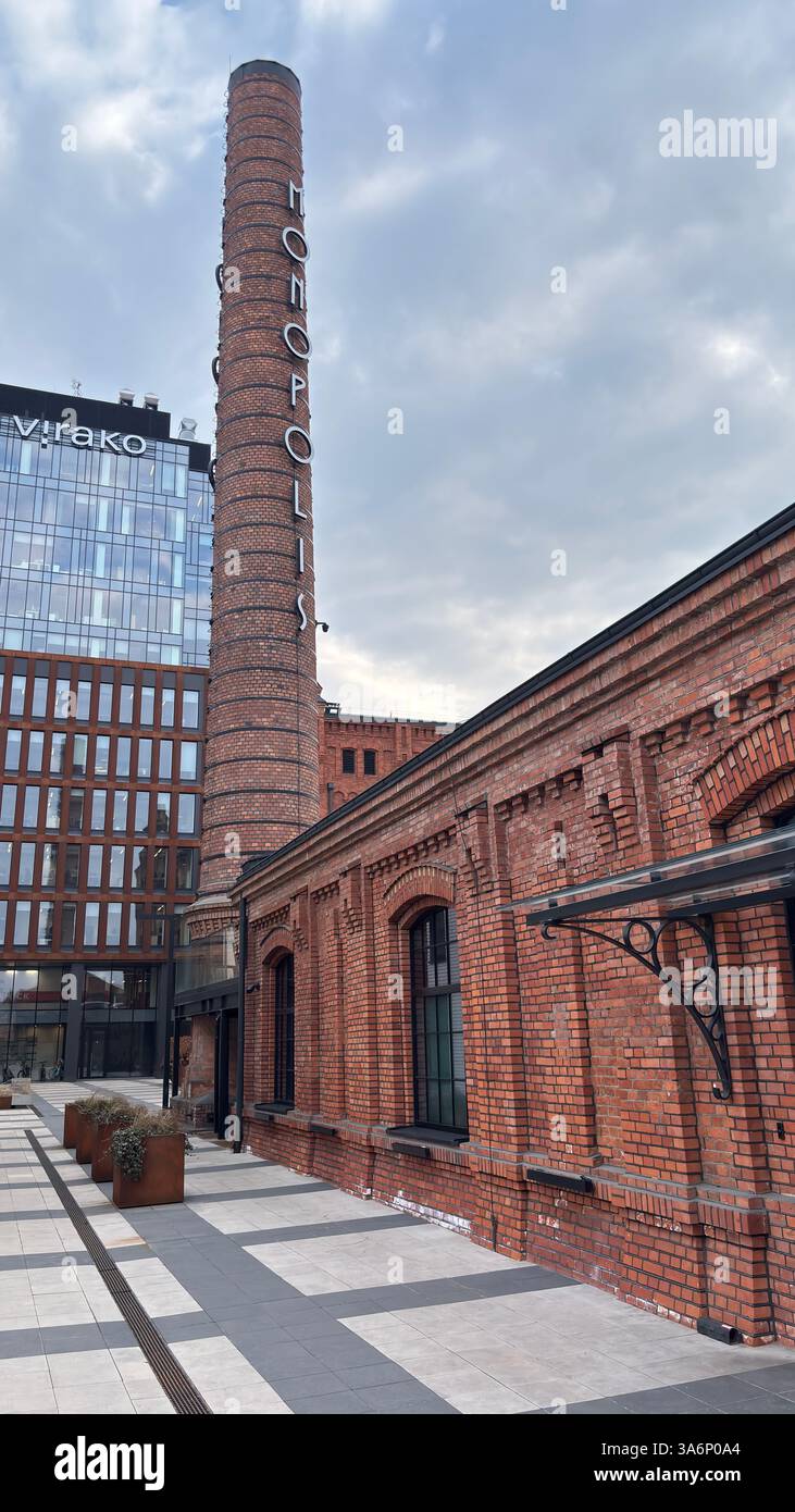 Monopolis Red Brick Industriefabrik klassisches modernes Gebäude in Lodz, Polen. Łódź - Smartphone-aufgenommenes Stockfoto