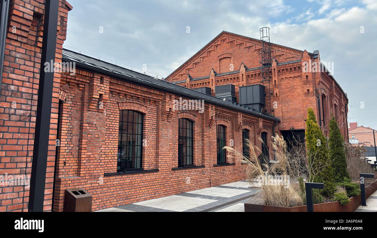 Monopolis Red Brick Industriefabrik klassisches modernes Gebäude in Lodz, Polen. Łódź - Smartphone-aufgenommenes Stockfoto