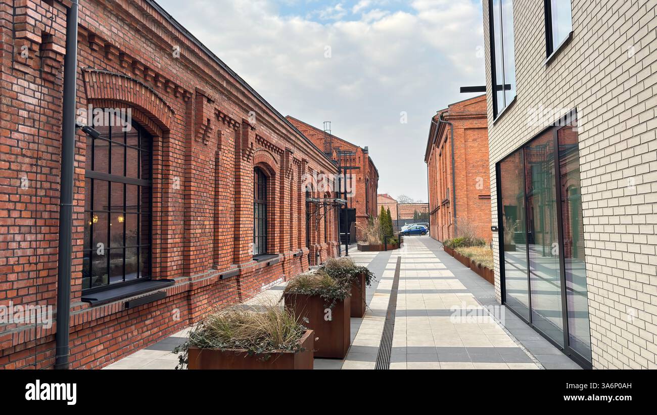 Monopolis Red Brick Industriefabrik klassisches modernes Gebäude in Lodz, Polen. Łódź - Smartphone-aufgenommenes Stockfoto