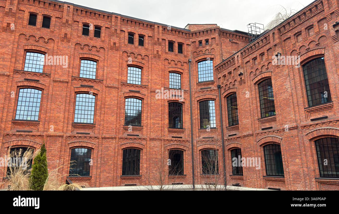 Monopolis Red Brick Industriefabrik klassisches modernes Gebäude in Lodz, Polen. Łódź - Smartphone-aufgenommenes Stockfoto