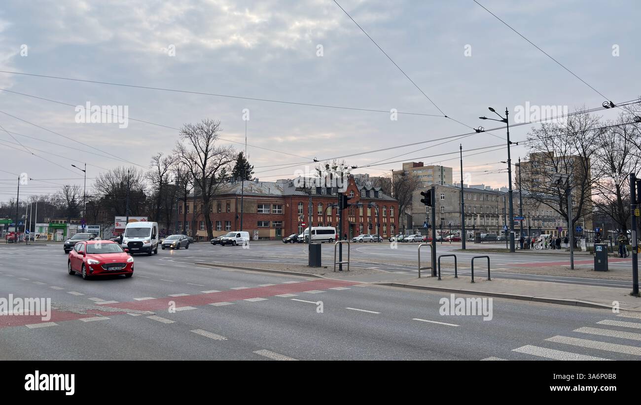 Polen - 20. März 2025: Städtische Straßenansicht in Lodz, Polen. Architektur, Gebäude und Geschäfte in dieser polnischen Stadt Łódź. - Smartphone-aufgenommenes Stockfoto