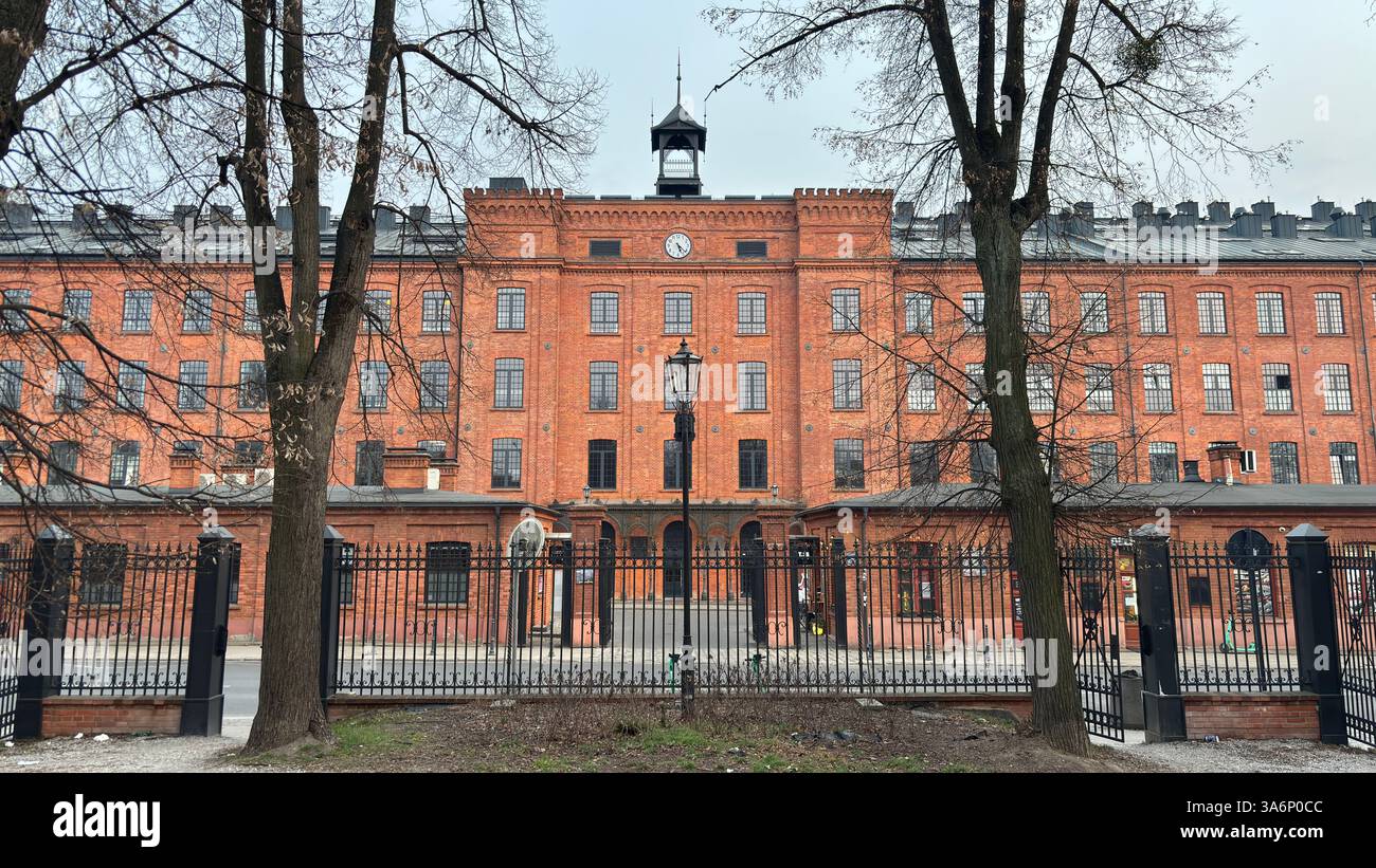 Klassisches modernes Gebäude in Lodz, Polen. Łódź - Smartphone-aufgenommenes Stockfoto