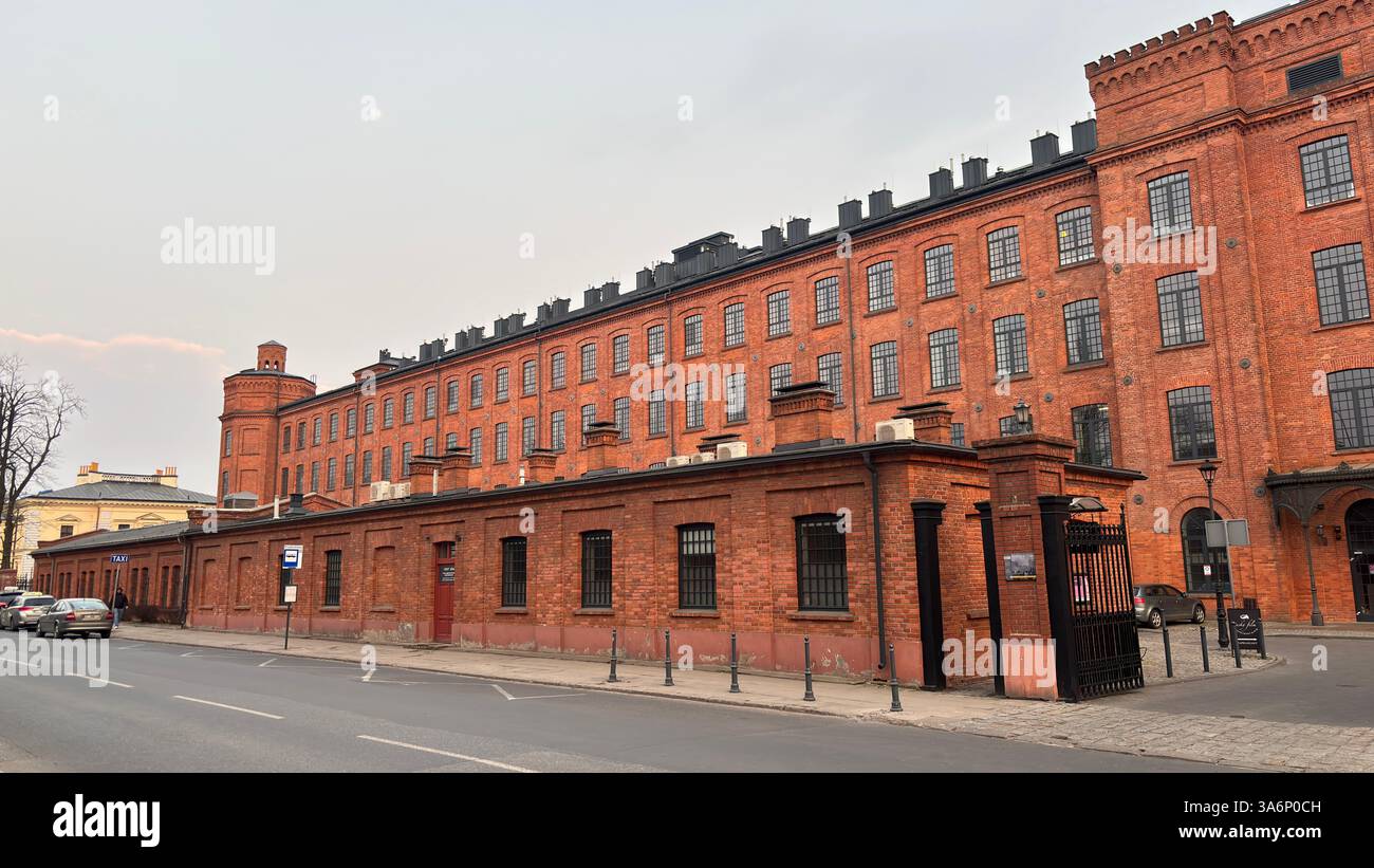 Klassisches modernes Gebäude in Lodz, Polen. Łódź - Smartphone-aufgenommenes Stockfoto