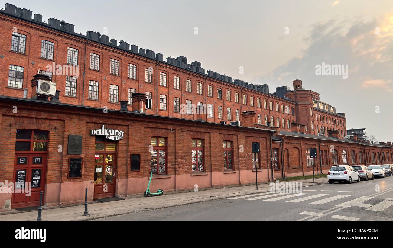 Klassisches modernes Gebäude in Lodz, Polen. Łódź - Smartphone-aufgenommenes Stockfoto