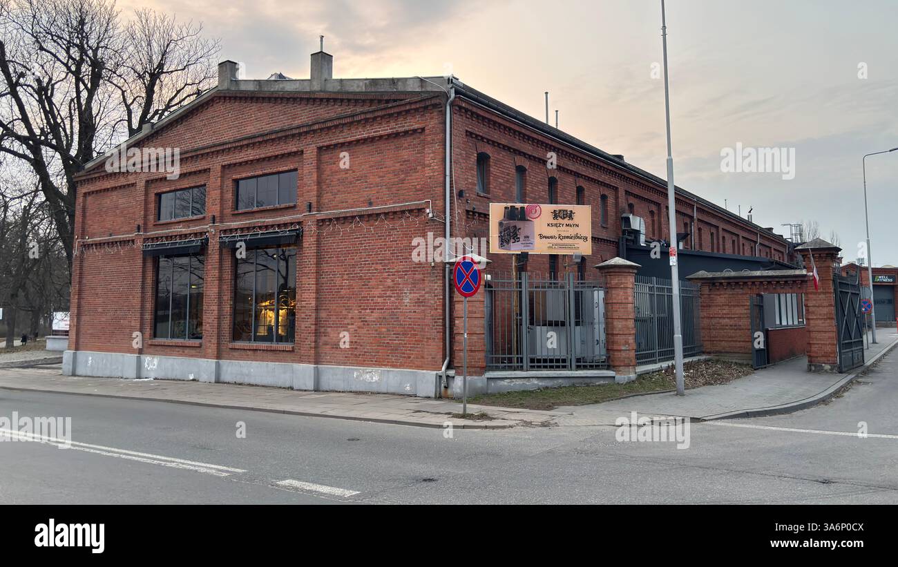 Brauerei Manufaktura Red Brick Industriefabrik klassisches modernes Gebäude in Lodz, Polen. Łódź - Smartphone-aufgenommenes Stockfoto