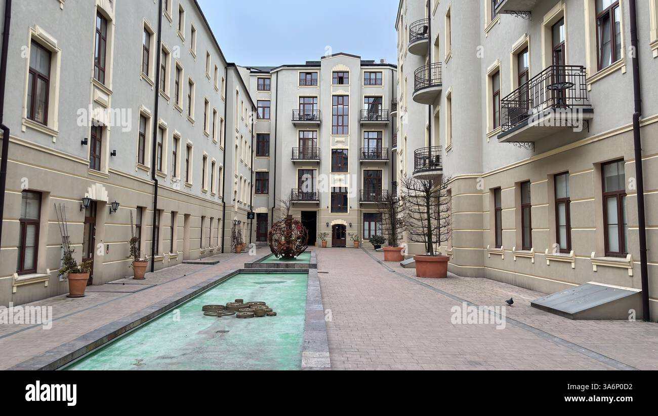 Polen - 20. März 2025: Städtische Straßenansicht in Lodz, Polen. Architektur, Gebäude und Geschäfte in dieser polnischen Stadt Łódź. - Smartphone-aufgenommenes Stockfoto