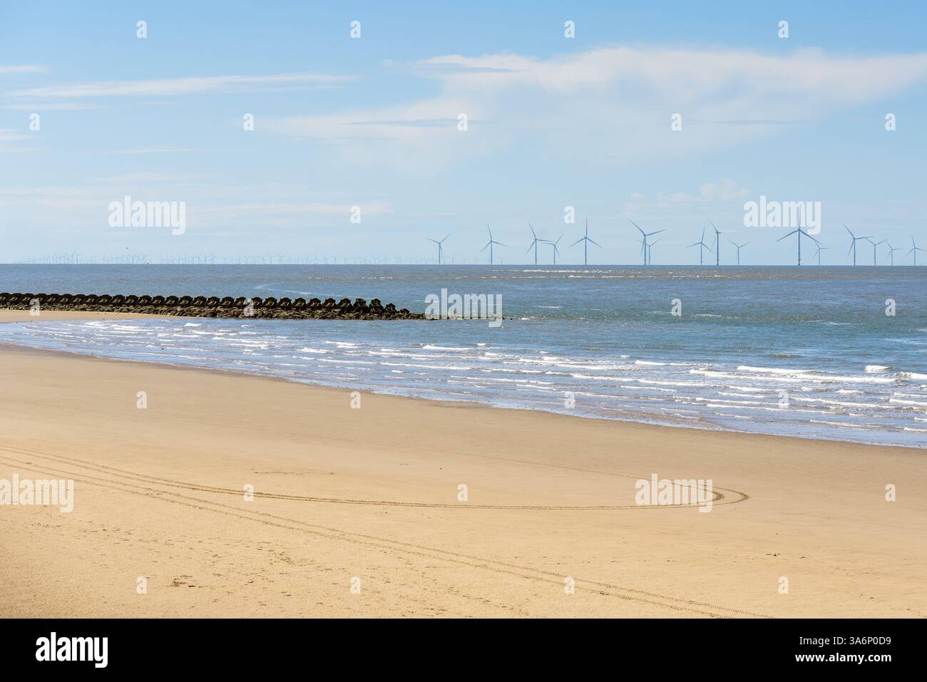 Windpark an einem einsamen Sandstrand an der Küste Nordenglands an einem klaren Frühlingstag Stockfoto