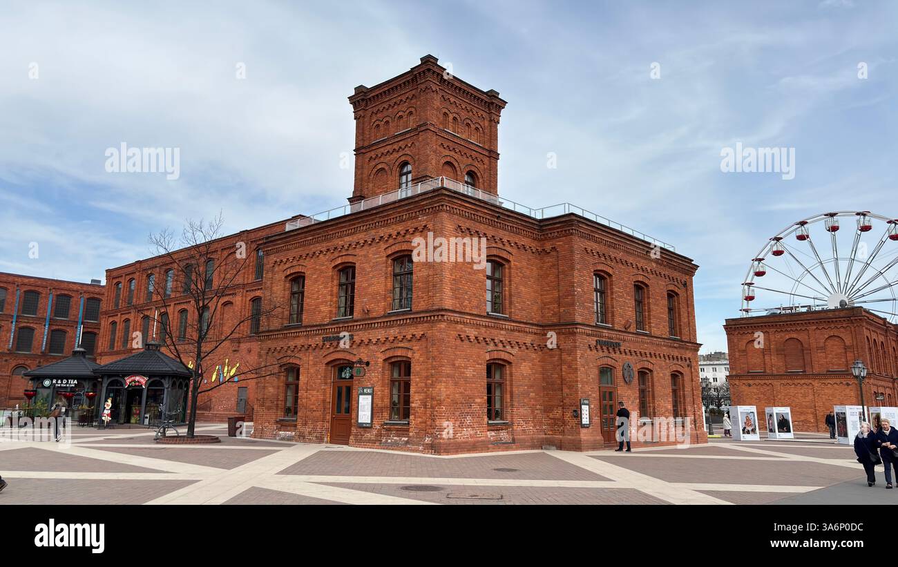 Manufaktura Red Brick Industriefabrik klassisches modernes Gebäude in Lodz, Polen. Łódź - Smartphone-aufgenommenes Stockfoto