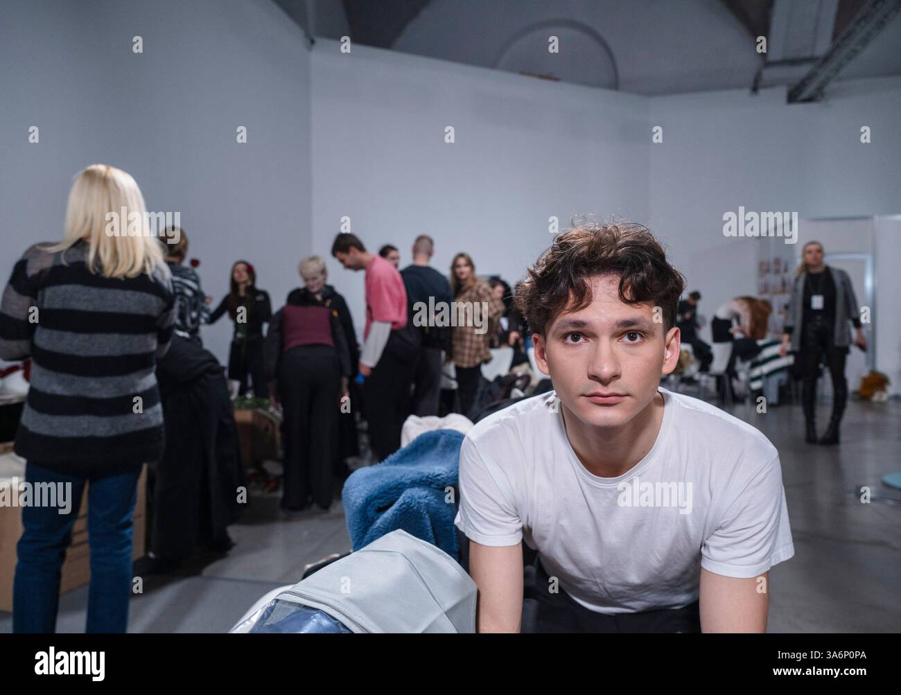 Kiew, Ukraine - 14. Februar 2025: Der Backstage-Bereich ist voller Energie und voller Models, die gestylt werden, Designer passen Kleidungsstücke an und Make-up-Künstler, die vor der Show einen letzten Schliff verleihen. Stockfoto