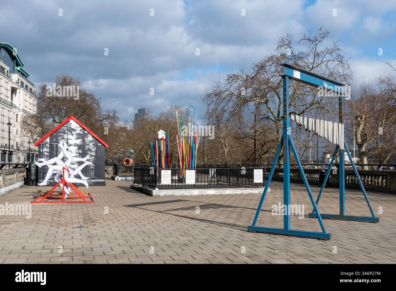 The Artist's Garden in Temple, London, England, Großbritannien. Mary Mary Freiluftausstellung im März 2025, öffentliche Skulpturen Skulpturen Kunstwerke von Künstlerinnen Stockfoto