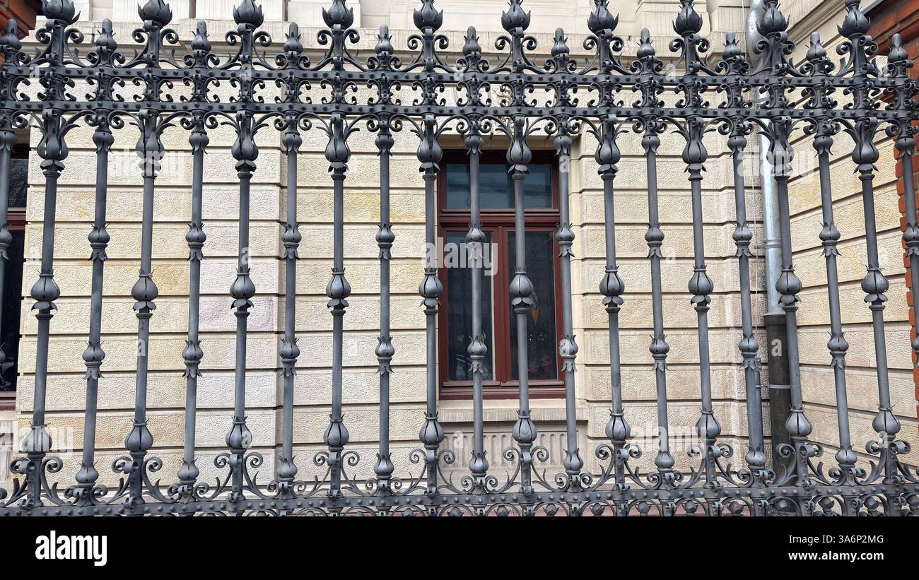 Dekorative Metallgeländer vor dem Palast in Lodz, Polen. Łódź - Smartphone-aufgenommenes Stockfoto