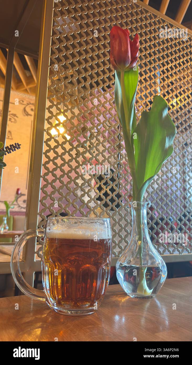 Stilvolle Einrichtung im Restaurant mit hochwertiger Ausstattung und dekorativen Elementen. Feines Essen und Trinken Mittagessen Abendessen Frühstück Abendessen - Smartphone-aufgenommenes Stockfoto
