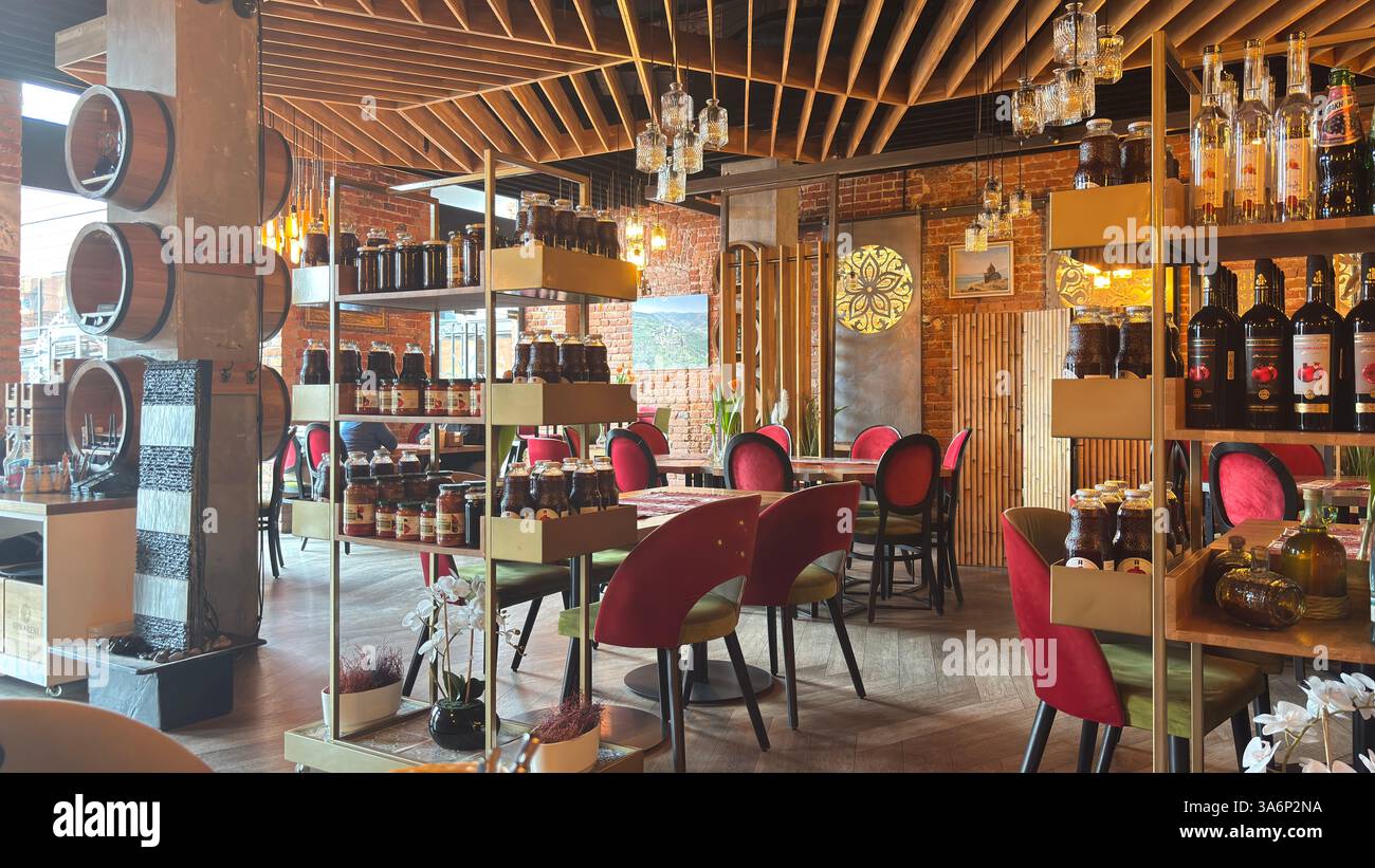 Stilvolle Einrichtung im Restaurant mit hochwertiger Ausstattung und dekorativen Elementen. Feines Essen und Trinken Mittagessen Abendessen Frühstück Abendessen - Smartphone-aufgenommenes Stockfoto