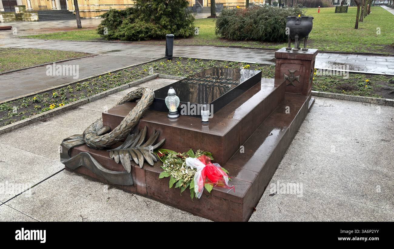 Grabmal des unbekannten Soldaten Gedenkstätte für das tote religiöse Grab in Lodz, Polen. Łódź - Smartphone-aufgenommenes Stockfoto