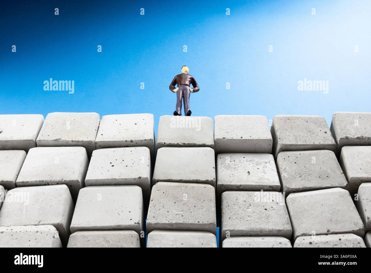 Ein Mann, der gerade einen Selbstmord begeht, steht auf einem hohen Betonhaufen Stockfoto