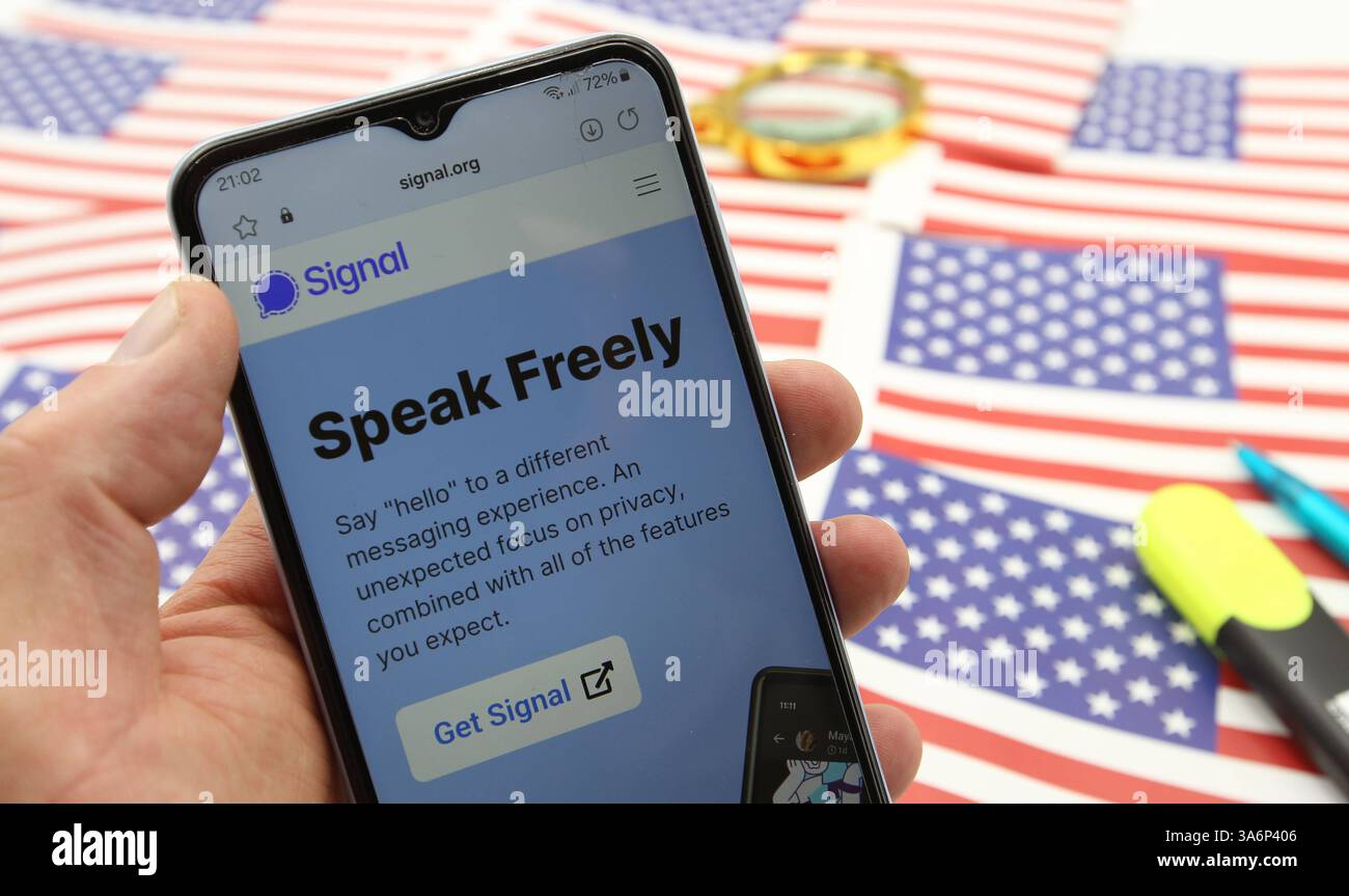 Auf einem Schreibtisch liegen Flaggen der USA, ein Textmarker und ein Kugelschreiber. Davor wurde auf einem Smartphone die Website vom Android-Messenger Signal aufgerufen. Symbolbild/Symbolfoto. Schnelsen Hamburg *** auf einem Schreibtisch befinden sich Fahnen der USA, ein Textmarker und ein Kugelschreiber davor, die Website des Android Messenger Signal wurde auf einem Smartphone aufgerufen Symbol Bild Symbol Foto Schnelsen Hamburg Stockfoto