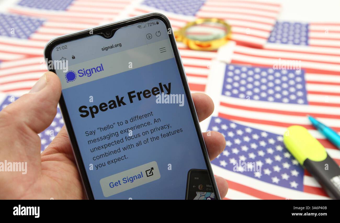 Auf einem Schreibtisch liegen Flaggen der USA, ein Textmarker und ein Kugelschreiber. Davor wurde auf einem Smartphone die Website vom Android-Messenger Signal aufgerufen. Symbolbild/Symbolfoto. Schnelsen Hamburg *** auf einem Schreibtisch befinden sich Fahnen der USA, ein Textmarker und ein Kugelschreiber davor, die Website des Android Messenger Signal wurde auf einem Smartphone aufgerufen Symbol Bild Symbol Foto Schnelsen Hamburg Stockfoto