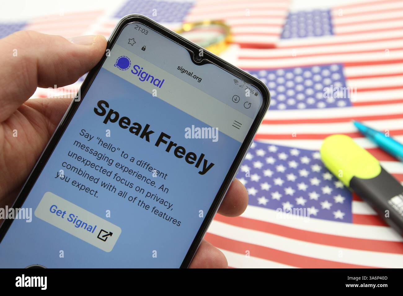 Auf einem Schreibtisch liegen Flaggen der USA, ein Textmarker und ein Kugelschreiber. Davor wurde auf einem Smartphone die Website vom Android-Messenger Signal aufgerufen. Symbolbild/Symbolfoto. Schnelsen Hamburg *** auf einem Schreibtisch befinden sich Fahnen der USA, ein Textmarker und ein Kugelschreiber davor, die Website des Android Messenger Signal wurde auf einem Smartphone aufgerufen Symbol Bild Symbol Foto Schnelsen Hamburg Stockfoto
