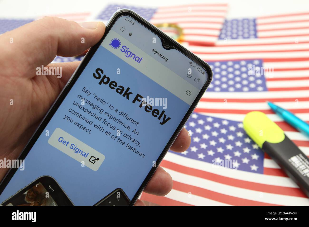 Auf einem Schreibtisch liegen Flaggen der USA, ein Textmarker und ein Kugelschreiber. Davor wurde auf einem Smartphone die Website vom Android-Messenger Signal aufgerufen. Symbolbild/Symbolfoto. Schnelsen Hamburg *** auf einem Schreibtisch befinden sich Fahnen der USA, ein Textmarker und ein Kugelschreiber davor, die Website des Android Messenger Signal wurde auf einem Smartphone aufgerufen Symbol Bild Symbol Foto Schnelsen Hamburg Stockfoto