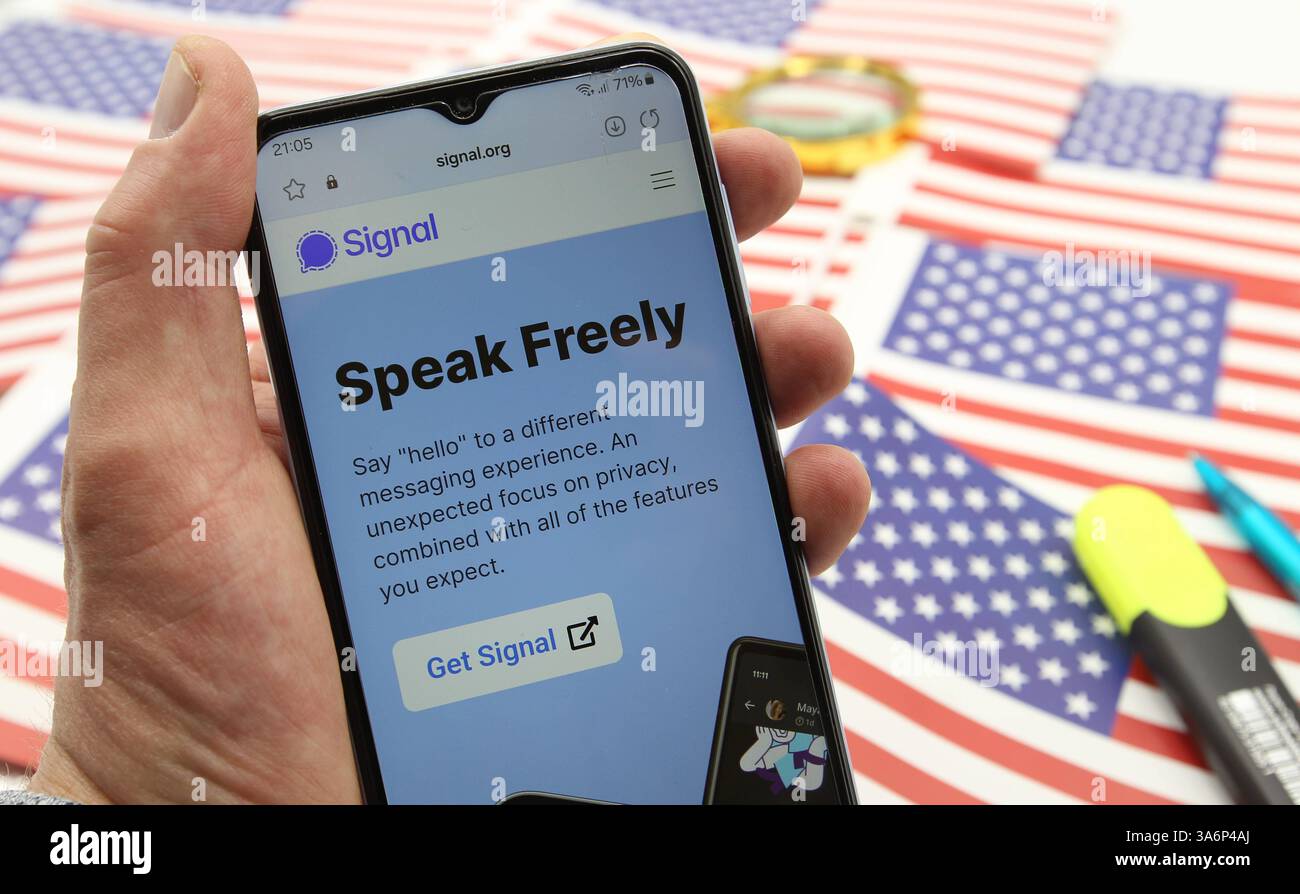 Auf einem Schreibtisch liegen Flaggen der USA, ein Textmarker und ein Kugelschreiber. Davor wurde auf einem Smartphone die Website vom Android-Messenger Signal aufgerufen. Symbolbild/Symbolfoto. Schnelsen Hamburg *** auf einem Schreibtisch befinden sich Fahnen der USA, ein Textmarker und ein Kugelschreiber davor, die Website des Android Messenger Signal wurde auf einem Smartphone aufgerufen Symbol Bild Symbol Foto Schnelsen Hamburg Stockfoto