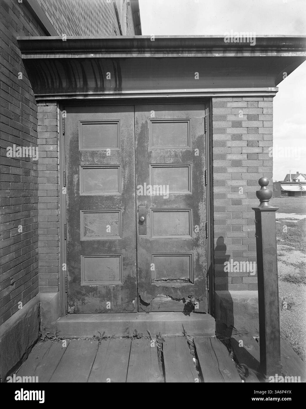 Der Eingang der Johnson School verfügt über Metalltüren und ein Außendesign, das auf diesem Foto zu sehen ist und ein markantes architektonisches Merkmal des Gebäudes zeigt. Stockfoto