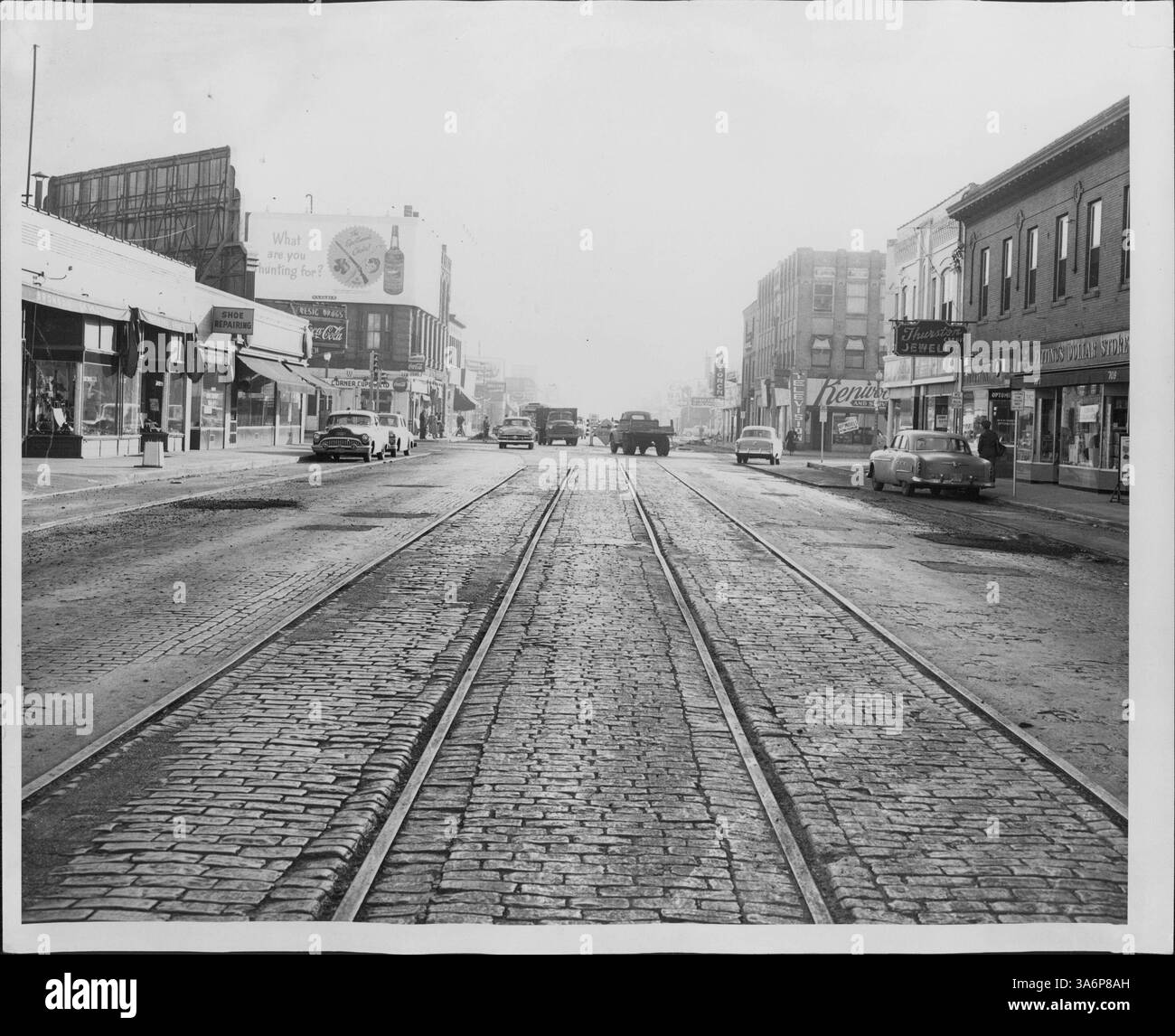 Ein historisches Bild von Autowegen entlang der Lake Street und Lyndale Avenue, das einen Einblick in die Verkehrsinfrastruktur der Gegend bietet. Stockfoto