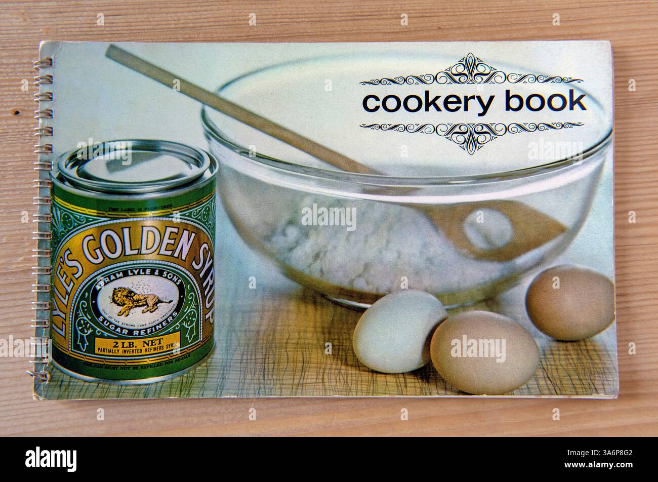 Lyle's Golden Sirup Kochbuch auf Küchentisch Stockfoto