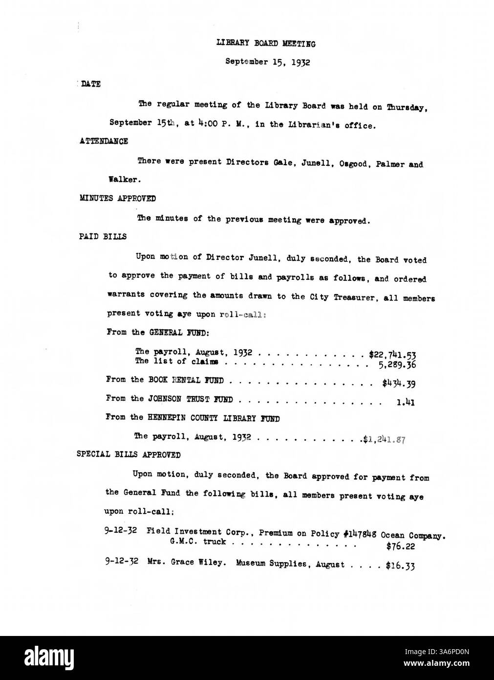 Das Sitzungsprotokoll des Minneapolis Public Library Board von 1932 dokumentiert Entscheidungen über Bibliotheksbetrieb, Budgetplanung und Gemeindeprogramme während der Großen Depression. Stockfoto