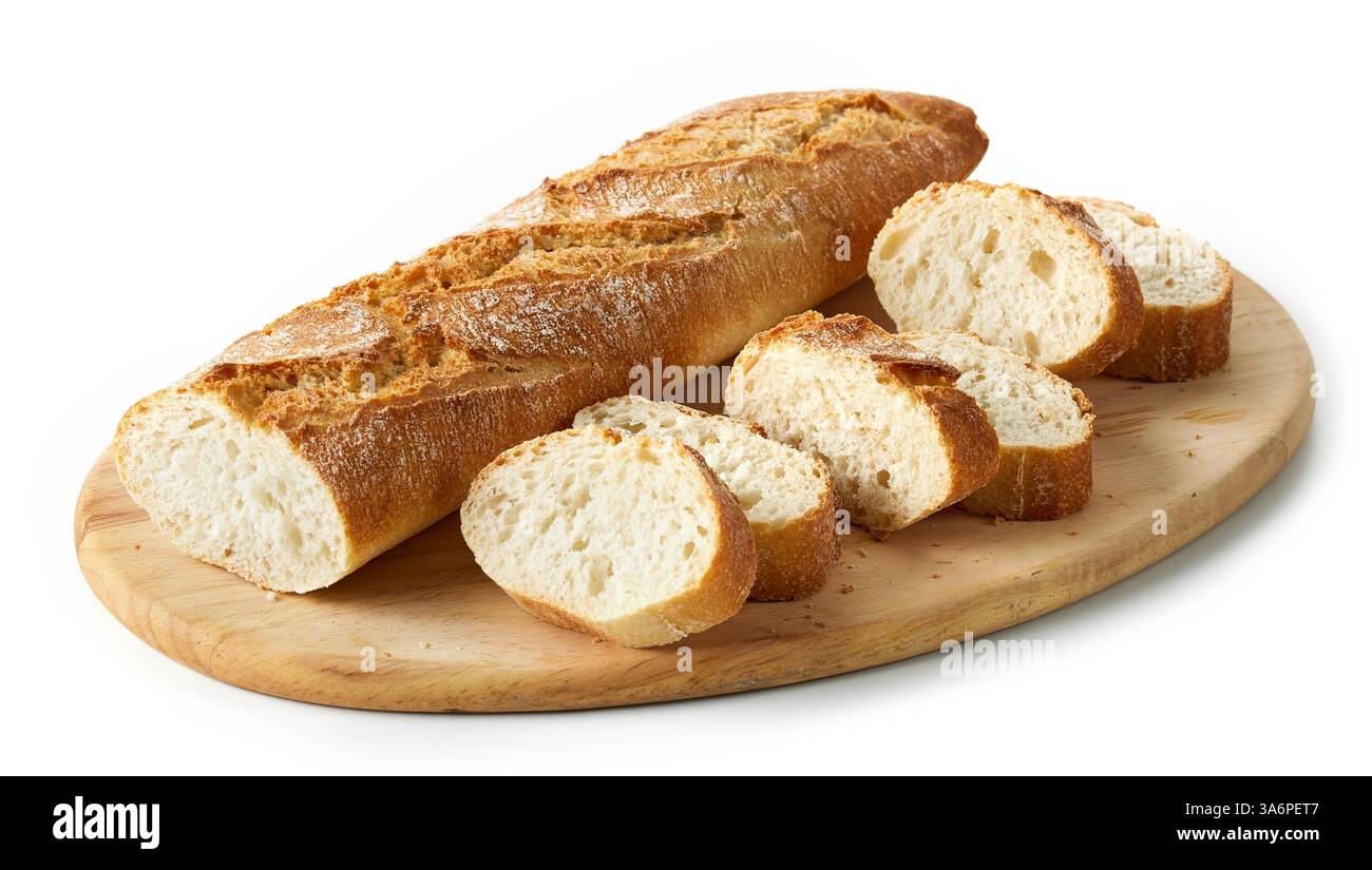 Frisch gebackenes geschnittenes Baguette-Brot auf hölzernem Schneidebrett isoliert auf weißem Hintergrund Stockfoto