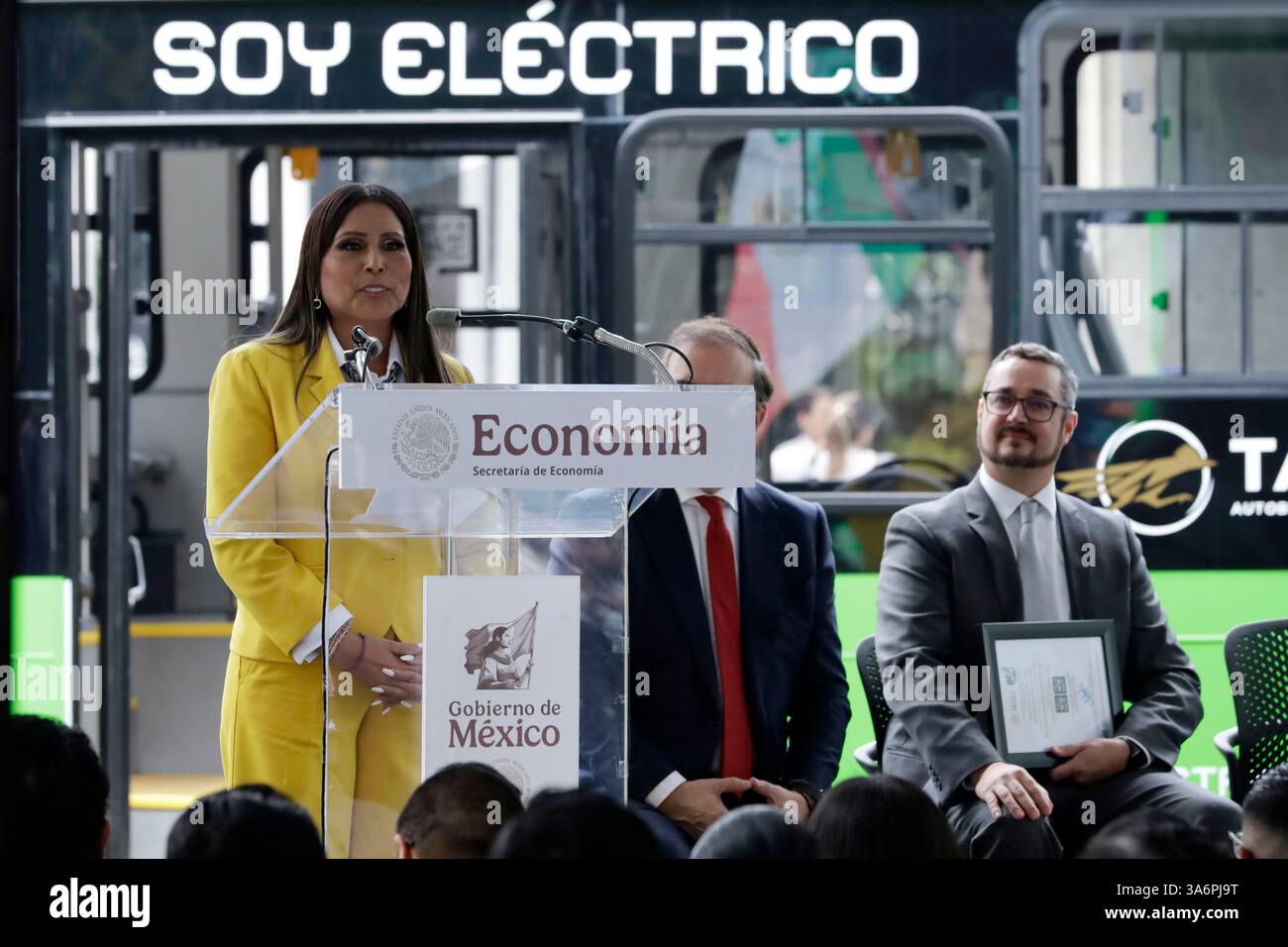 Mexiko-Stadt, Mexiko. März 2025. Bürgermeisterin von Ensenada, Baja California, Claudia Agaton Muñiz sprach während der Einführung des ersten mexikanischen Elektrobusses „Taruk“, der von DINA und MegaFlux im Rahmen des Made in Mexico-Programms entworfen und gebaut wurde. Am 25. März 2025 in Mexiko-Stadt. (Foto: Luis Barron/ Credit: Eyepix Group/Alamy Live News Stockfoto