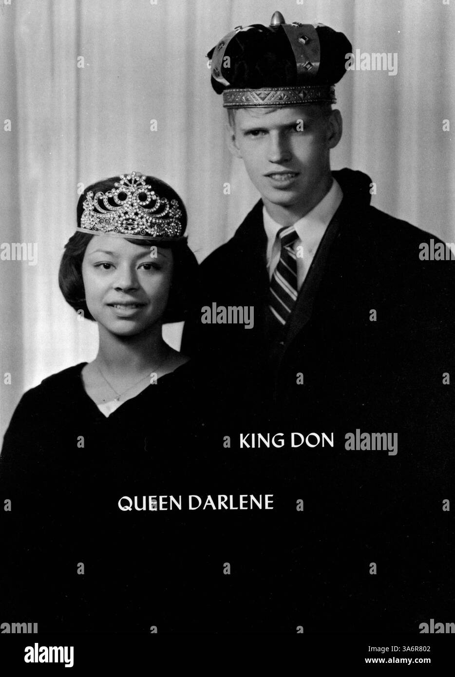 Dieses Highschool-Jahrbuch Tiger 1964 von der South High School dokumentiert das Schuljahr 1963-1964, einschließlich Leichtathletik, Clubs und bemerkenswerten Veranstaltungen. Das Jahrbuch hebt die Leistungen afroamerikanischer Schüler hervor und trägt zur vielfältigen Gemeinschaft der Schule bei. Stockfoto