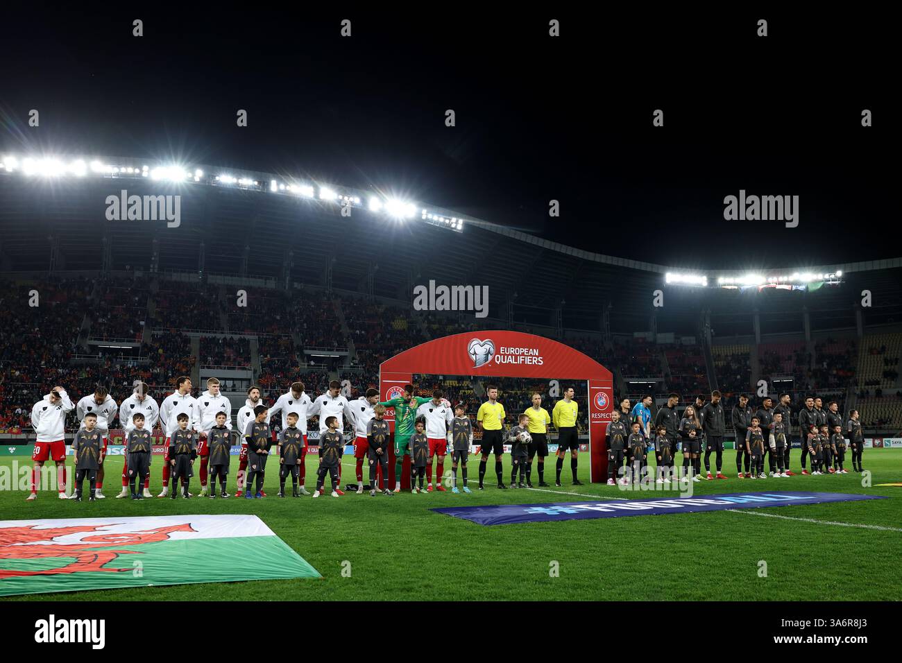 SKOPJE, NORDEN, Mazedonien. März 2025. Wales während der Nationalhymnen während des Spiels der Qualifikationsgruppe J zur FIFA-Weltmeisterschaft 2026 gegen Nordmazedonien am 25. März im Stadion der Toše Proeski Arena in Skopje, Nordmazedonien (Bild von John Smith/FAW) Credit: Football Association of Wales/Alamy Live News Stockfoto