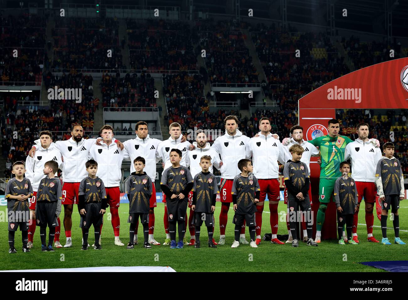 SKOPJE, NORDEN, Mazedonien. März 2025. Wales während der Nationalhymnen während des Spiels der Qualifikationsgruppe J zur FIFA-Weltmeisterschaft 2026 gegen Nordmazedonien am 25. März im Stadion der Toše Proeski Arena in Skopje, Nordmazedonien (Bild von John Smith/FAW) Credit: Football Association of Wales/Alamy Live News Stockfoto