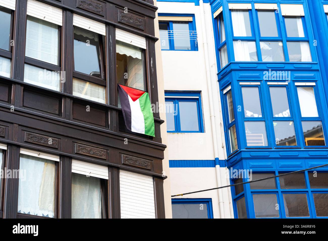 Die Flagge der linken nationalistischen Bewegung des Baskenlandes hängt in Bermeo. Sie ist mit der Separatistenbewegung des Gebiets verbunden. Stockfoto