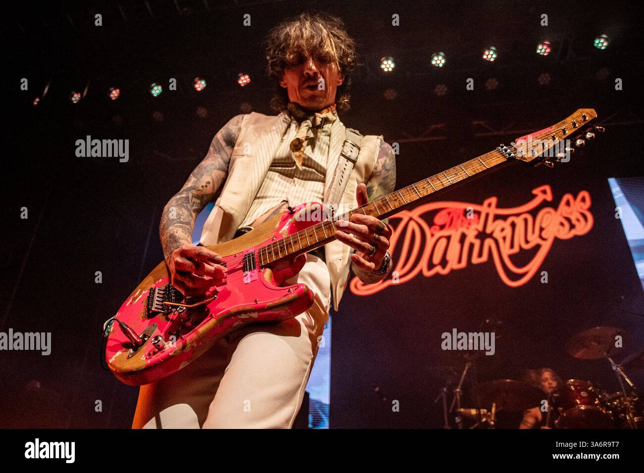 Portsmouth, Großbritannien. März 2025. The Darkness spielen die Guildhall in Portsmouth als Teil ihrer Dreams on Toast Tour 2025 am Dienstag, 25. März 2025 Bild von Emma Terracciano Credit: Emma Terracciano/Alamy Live News Stockfoto