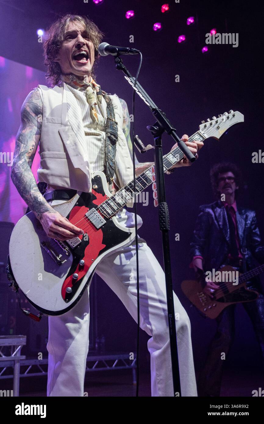 Portsmouth, Großbritannien. März 2025. The Darkness spielen die Guildhall in Portsmouth als Teil ihrer Dreams on Toast Tour 2025 am Dienstag, 25. März 2025 Bild von Emma Terracciano Credit: Emma Terracciano/Alamy Live News Stockfoto