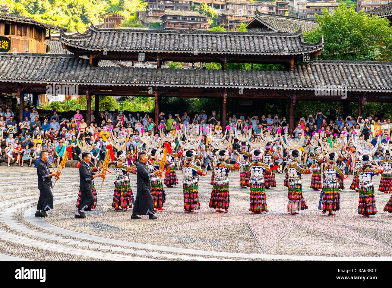11. AUGUST 2022, XIJIANG, CHINA: Die chinesischen miao-Frauen tragen traditionelle Kleidung und tanzen im offenen Opernhaus des Dorfes Xijiang Qianhu Miao (Th Stockfoto