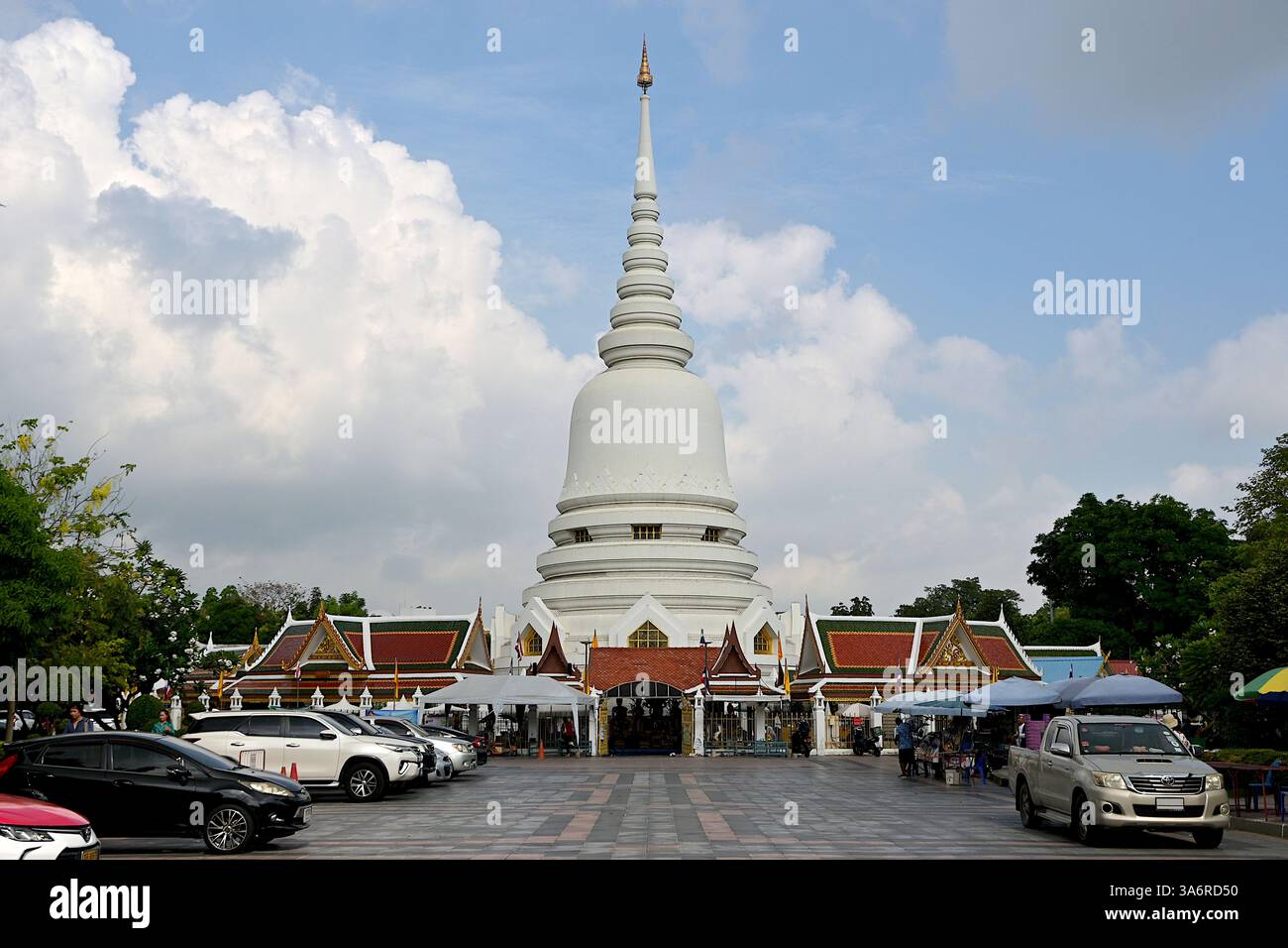 Wat Phra Si Mahathat, Tempel der Heiligen Reliquien, ein erstklassiges thailändisches Königskloster im Norden von Bangkok, mit seinem charakteristischen weißen ched Stockfoto