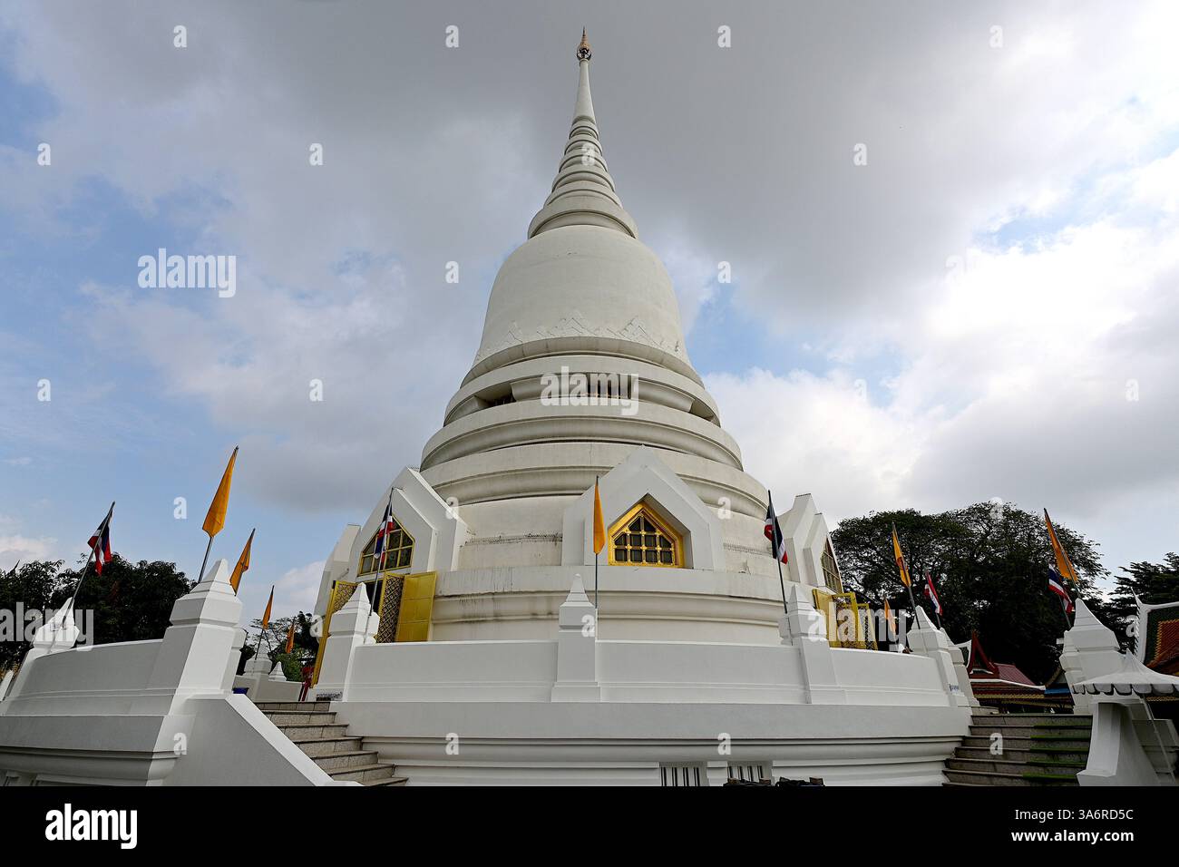 Der große Chedi im Wat Phra Si Mahathat soll ein heiliges Buddha-Relikt beherbergen, das aus der Dharmarajika-Stupa in Taxila im heutigen Pakistan gewonnen wurde Stockfoto