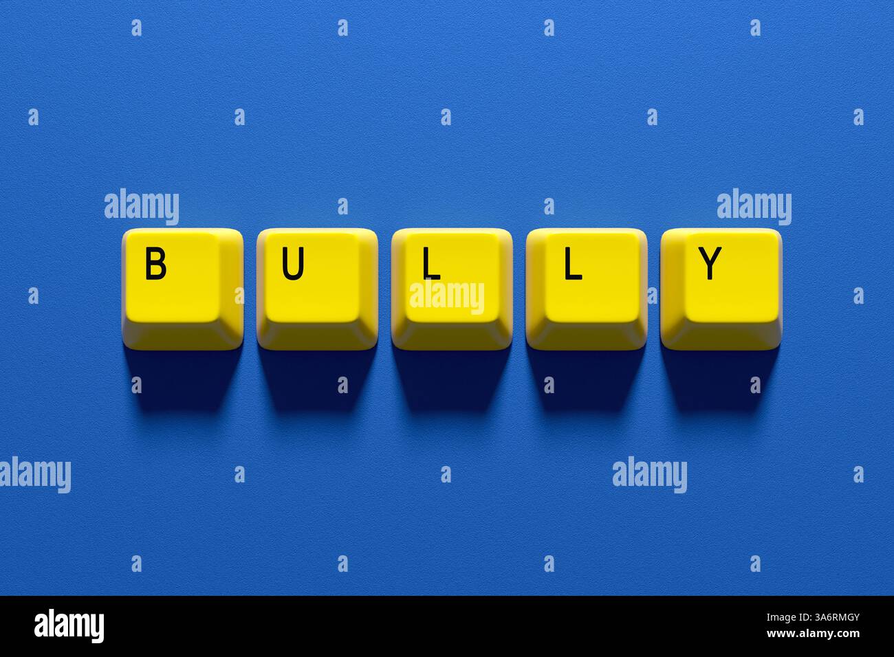 Gelbe Tastaturtasten, die das Wort „Bully“ auf blauem Hintergrund buchstabieren, vermitteln ein Konzept des Cybermobbing. 3D-Rendering Stockfoto