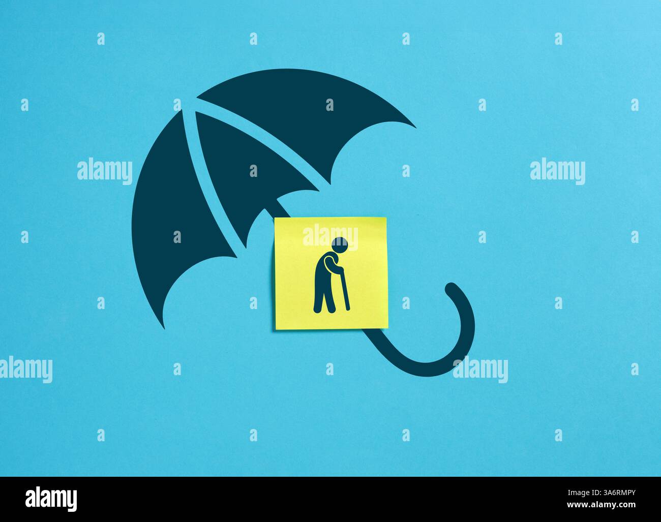 Rentenversicherungskonzept. Symbol der älteren Person im Ruhestand auf einem Haftnotizpapier mit Regenschirm auf blauem Hintergrund. Stockfoto