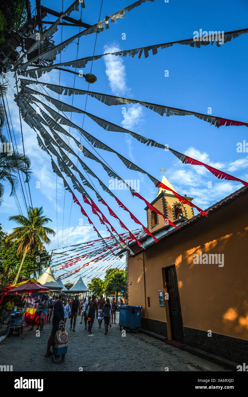Festliche Straßenszene mit Kolonialkirche in Vila do Abraão, Ilha Grande - Brasilien Stockfoto