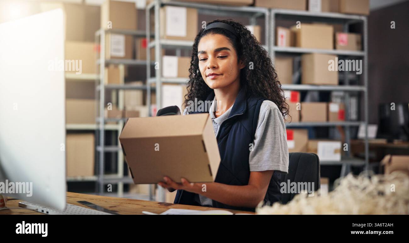 Frau, Scanner und Box für die Lagerverteilung von Bestandsverwaltung, Bestellbarcode und Lagerbestand. Person, Computer und Paket zum Lesen des Preises Stockfoto