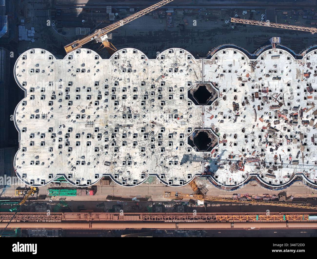 Die Arbeiter führen Bauarbeiten auf der Baustelle der ersten Phase des Internationalen Getreidevertriebszentrums in Lianyungang, Ostchinas, durch Stockfoto