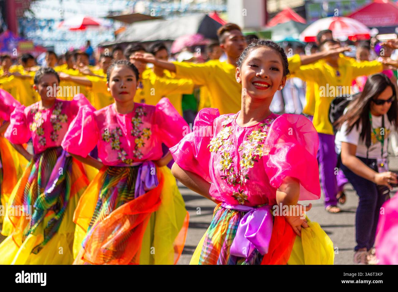Bunte Straßentänzer in Kostümen während des Dinagyang Festivals in Iloilo, Philippinen, feiern Kultur, Hingabe und lokales Erbe Stockfoto