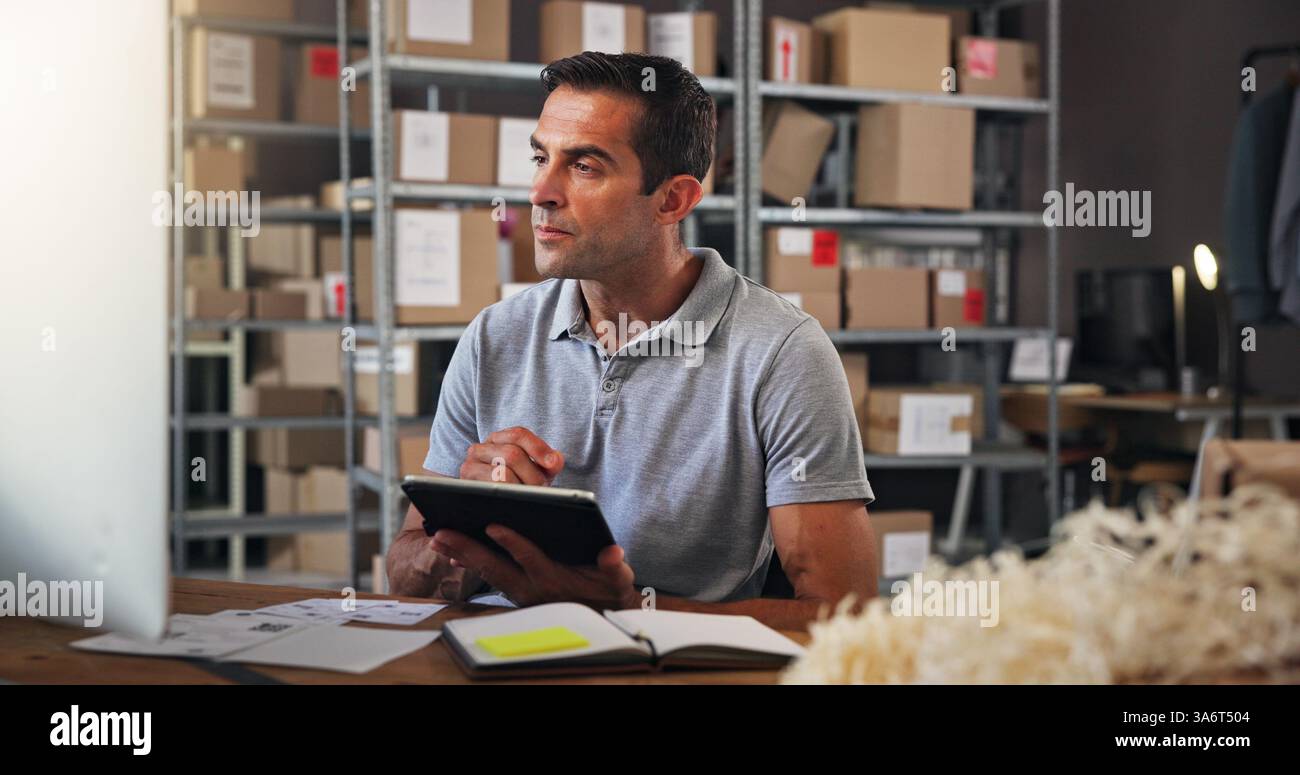 Logistik, Tablet und Thinking mit Mann im Vertrieb für Kommunikation oder Aktualisierung am Schreibtisch. Boxen, Checkliste und Lieferkette mit Mitarbeiter im Büro Stockfoto