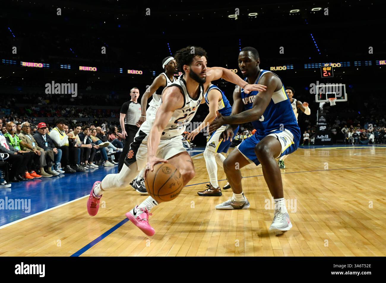 Mexiko-Stadt, Ciudad de Mexico, Mexiko. März 2025. Alex Schumacher #22 fährt während des Spiels der NBA G League gegen die Mexico City Capitanes in der Mexico City Arena in den Korb. Mexico City Capitanes schlägt Valley Sonnen 105-100. Am 25. März 2025 in Mexiko-Stadt. (Kreditbild: © Carlos Tischler/OKULARBOGEN via ZUMA Press Wire) NUR REDAKTIONELLE VERWENDUNG! Nicht für kommerzielle ZWECKE! Stockfoto