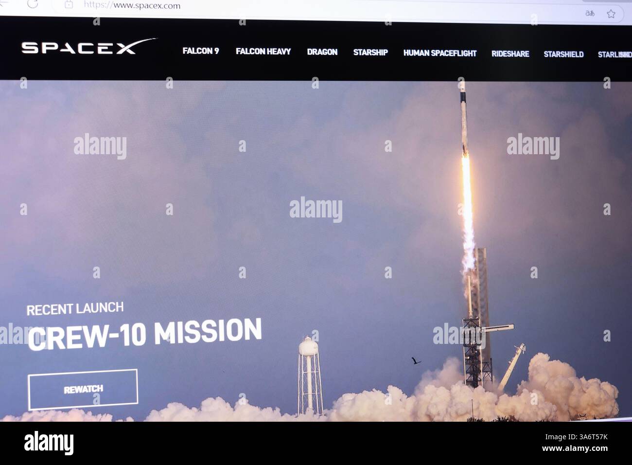 SpaceX-Crew-10-Mission startet in den bewölkten Himmel von der Raketenbasis. Stockfoto