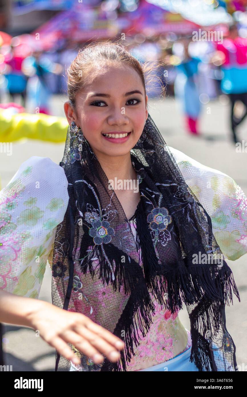 Bunte Straßentänzer in Kostümen während des Dinagyang Festivals in Iloilo, Philippinen, feiern Kultur, Hingabe und lokales Erbe Stockfoto